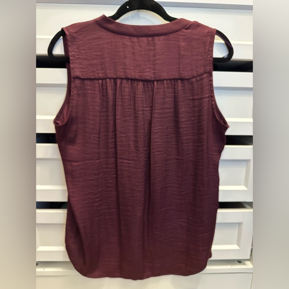 Vince Camuto women’s sleeveless blouse - Picture 2 of 4
